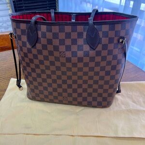 Louis Vuitton Neverfull MM no small pouch with this bag!